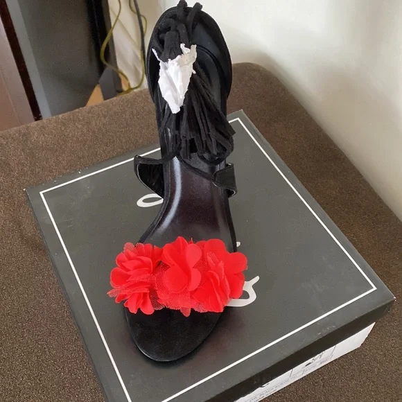 Heels - Picture 3 of 4